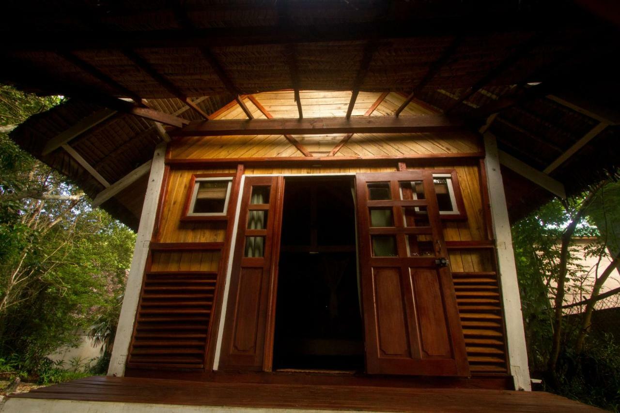 Les Acacias Bungalows Manambolo Exteriör bild